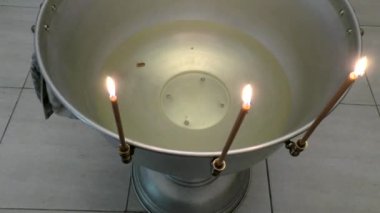 Çocukların vaftiz için kutsal su yazı tipi. Hıristiyan tapınağında inanç içine inisiyasyon ayini.