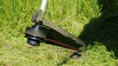 Çim biçme makinesi ile çim kesme.