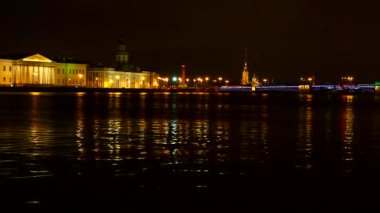 Peter ve Paul kalesinin panoramik manzarası ve Palace Köprüsü. Rusya 'nın Petersburg' daki tarihi anıtı.