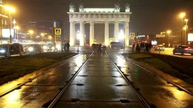 Moskova Zafer Kapısı. Gece Caddesi 'nde tramvaylı. St. Petersburg gecesi, Rusya Moskovsky Prospekt - Tarihi bir yer