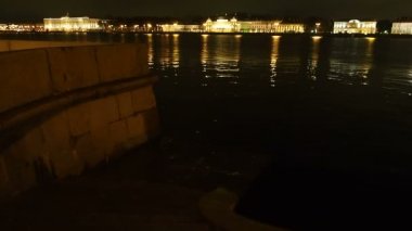 Stock Köprüsü St. Petersburg gecesinde panoramik manzara. Neva nehrinin yakınındaki gizemli bir yer..