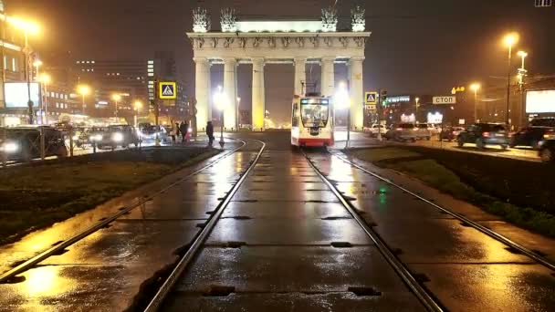 Московские Триумфальные Ворота Ночной Улице Трамваями — стоковое видео
