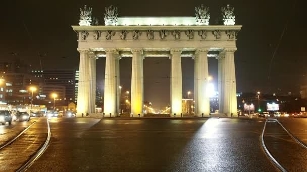 莫斯科胜利之门在夜街乘坐有轨电车 圣彼得堡之夜 俄罗斯Moskovsky Prospekt 历史遗迹 — 图库视频影像