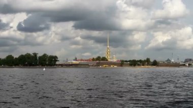 Neva Nehri, St. Petersburg 'daki buz akıntısı sırasında. Peter ve Paul, St. Petersburg 'daki buz akıntısı sırasında Neva Nehri' ndeki kale. Kış Petersburg. Dünya kültürünün tarihi eserleri.