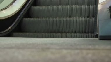 Yürüyen merdivenin yükselişi. İstasyonda yürüyen merdiven var..