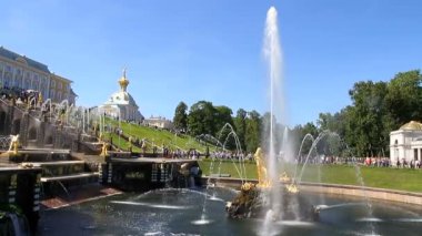 St. Petersburg 'un çağlayan çeşmeleri. Rusya, Palace Overview 'deki fıskiyeler turistler için. Tarihi yerlere seyahat et.