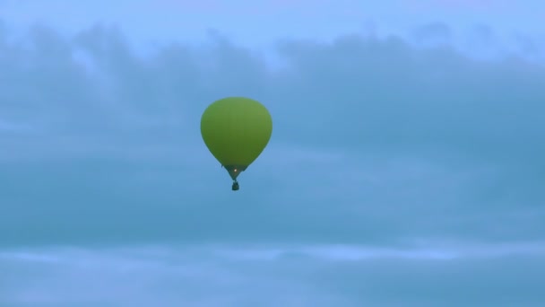 Vliegende ballonnen in de zonsondergang wolken. — Stockvideo