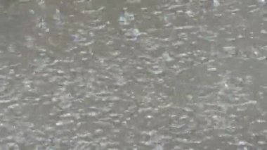 Mevsim boyunca hava yağmurlu. Şiddetli yağmur arkaplan akıntıları.