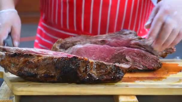 Chefe Corta Bife Cozinhar Carne Suculenta Por Cozinheiro Uma Festa — Vídeo de Stock