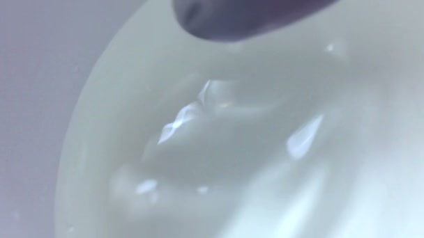汤匙在清澈清澈的水中 碗里有干净的液体 — 图库视频影像