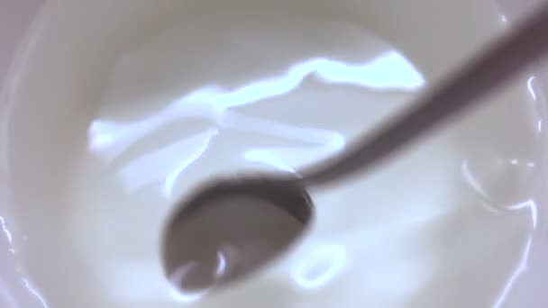 汤匙在清澈清澈的水中 碗里有干净的液体 — 图库视频影像