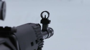 Bir keskin nişancı kışın bir Tiger karabinasını vurur. Bir hedefe ön cepheden ateş etmek..