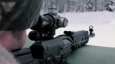 Bir keskin nişancı kışın bir Tiger karabinasını vurur. Bir hedefe ön cepheden ateş etmek..