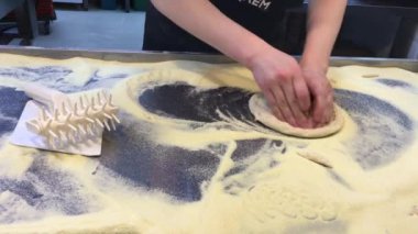 Pizza pişirme anı. Pizzacı işçiler kafede yemek pişiriyor..