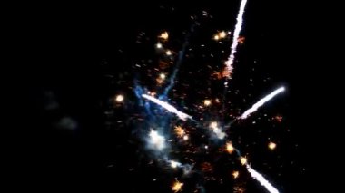 Gece gökyüzünde havai fişekler. Arkaplan Neşeli Işık Gösterisi.