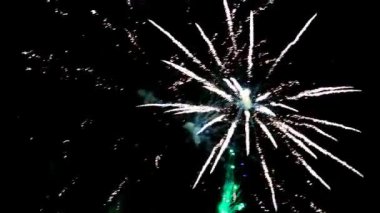 Gece gökyüzünde havai fişekler. Arkaplan Neşeli Işık Gösterisi.