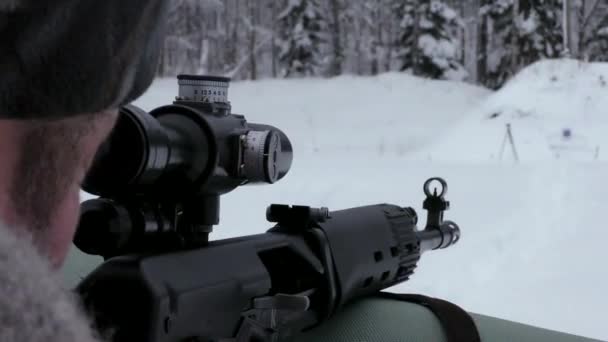 狙撃手は冬にタイガーカービンを撃つ ライフルの前から的を射て — ストック動画