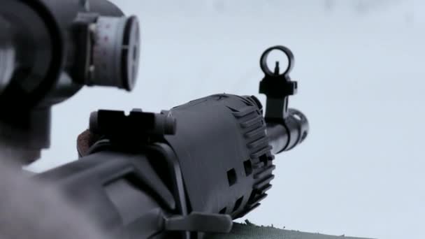 Снайпер Стріляє Карабін Тигра Взимку Стріляння Мішені Крізь Приціл Гвинтівки — стокове відео