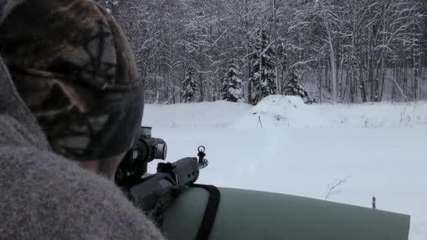 Een Sluipschutter Schiet Winter Een Tijgerkarabijn Schieten Een Doelwit Door — Stockvideo