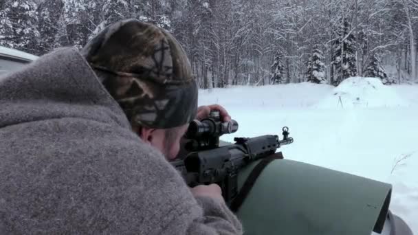 狙撃手は冬にタイガーカービンを撃つ ライフルの前から的を射て — ストック動画