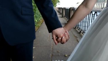 Gelin ve damat el ele yürür..