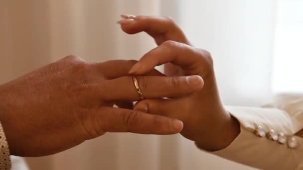 신랑 신부가 오른쪽 손가락에 결혼반지를 끼웠다. — 비디오