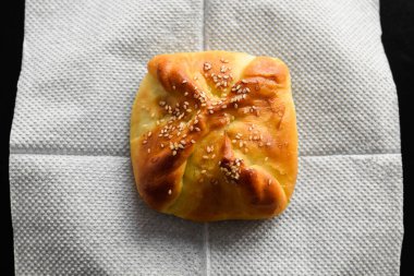 Tabağa doldurulmuş hamurdan yapılmış yemek yapmak. Fast food fotoğraf konusu siyah arka planda..