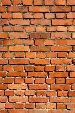 Eski bir kırmızı tuğla duvarın arka planı. Antik tarihi binaların yıkımı ve korunması.