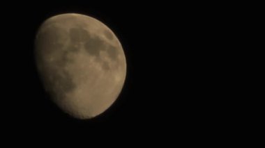 Gökyüzünde gece ay hareketi. Ay yıldızının mistik görüntüsü.