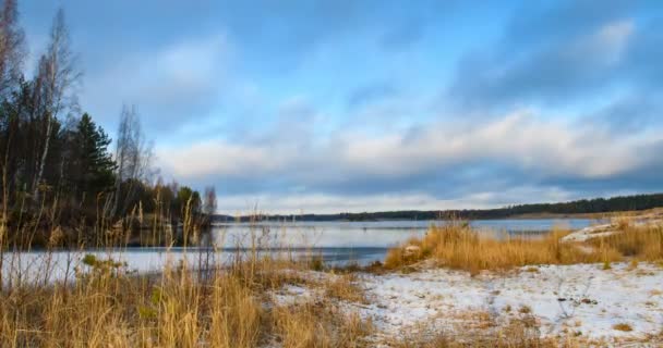 Okrążenia Czasowe Wiosennej Przyrody Północy Chmury Lecące Nad Brzegiem Jeziora — Wideo stockowe