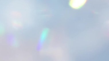 Bokeh Sızıntılarında sallanan kristaller. Hareket halindeki ışığın parıltısı.