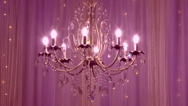 宫殿里挂着豪华的大水晶吊灯 带有灯泡和许多吊灯的老式灯具 — 图库视频影像