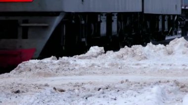 Bir çoklu tren karla kaplı raylar boyunca koşar. Ekspres tren kış ormanlarında hareket eder.. 