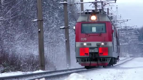 Multi Tren Corre Largo Los Rieles Envueltos Nieve Mercancía Tren — Vídeo de stock