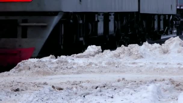 Tren Multiplu Grăbește Lungul Șinelor Învăluite Zăpadă Mărfuri Trenul Express — Videoclip de stoc