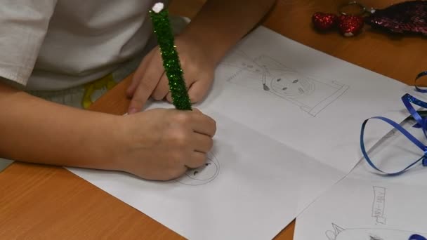 Uma Criança Desenha Com Lápis Colorido Papel — Vídeo de Stock