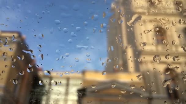 Visa Fönster Med Regndroppar Bakgrunden Regnig Europeisk Stad — Stockvideo