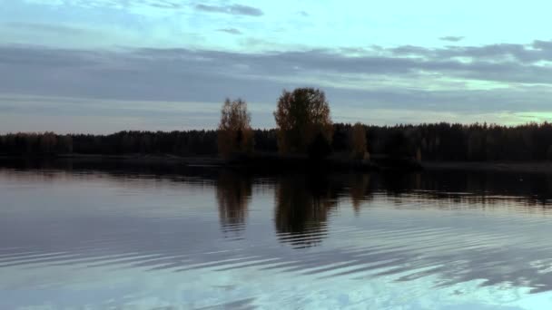 Puesta Sol Sobre Agua Cielo Dramático Paisaje Vida Silvestre Por — Vídeos de Stock