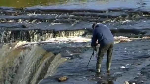 Fotógrafo atira em uma cachoeira natural. — Vídeo de Stock