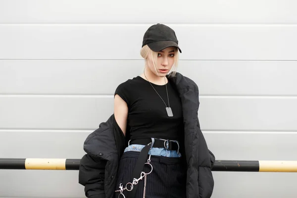 Schöne Junge Model Frau Mit Schwarzem Modischen Hut Und Stylischer — Stockfoto
