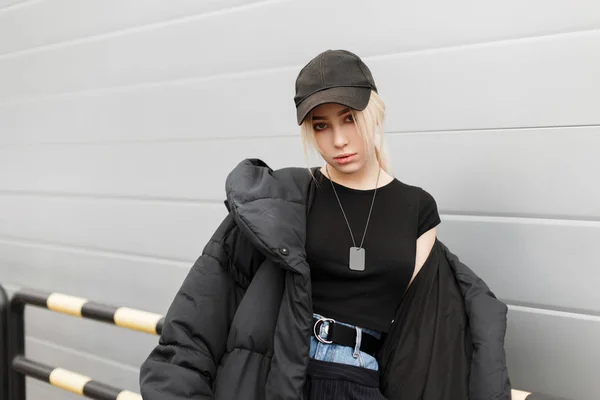 Stijlvolle Mode Model Vrouw Trendy Zwarte Winterkleren Een Zwarte Pet — Stockfoto