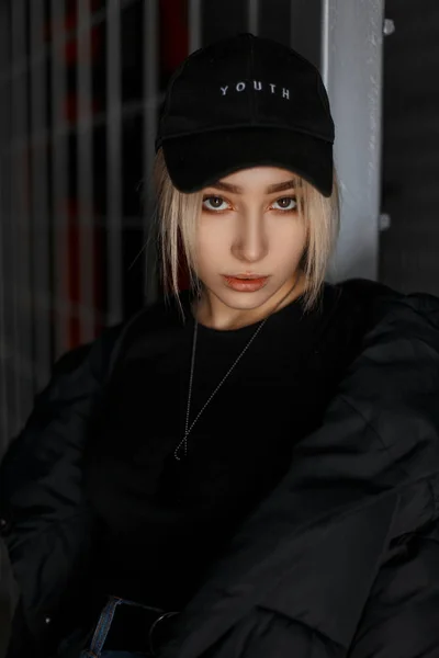 모자와 어두운 배경에 재킷에 — 스톡 사진