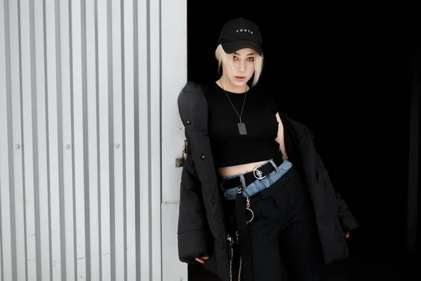 Vogue Красива Молода Жінка Аксесуарами Модному Чорному Піджаку Стильною Шапочкою — стокове фото