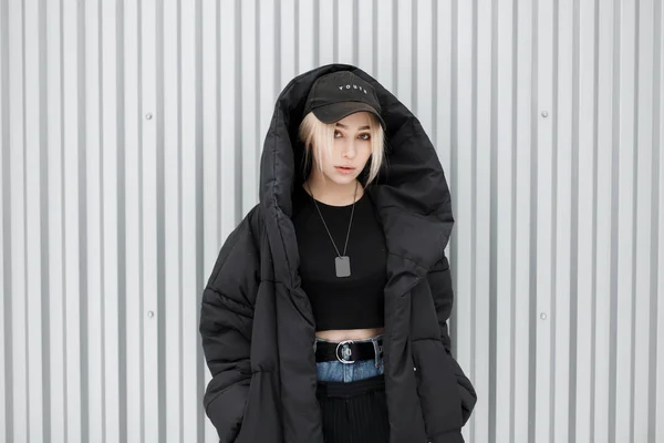 Mode Belle Femme Dans Une Veste Hiver Noire Avec Chapeau — Photo