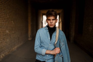Sokakta denim vintage giyim moda erkek modeli