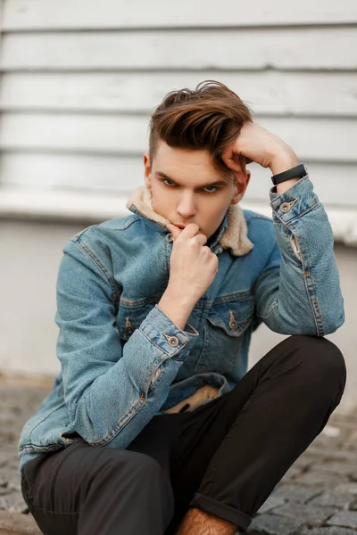 Retrato Moda Estilo Joven Con Corte Pelo Una Chaqueta Vaqueros — Foto de Stock