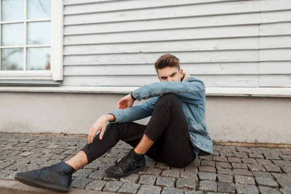 Jeune Beau Modèle Mec Dans Une Veste Vintage Denim Mode — Photo