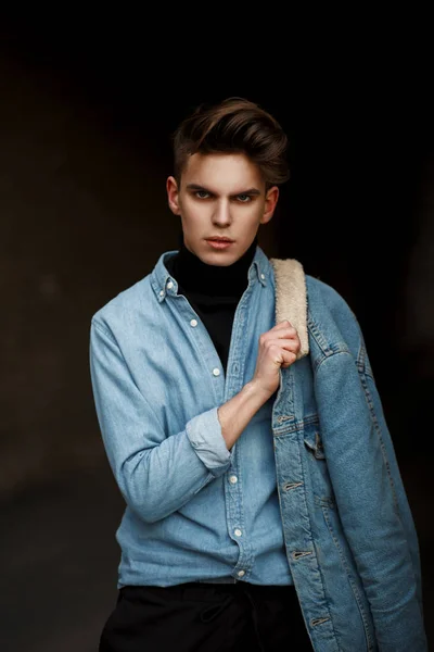 Νέων Όμορφος Άντρας Χτένισμα Κομψή Μόδα Ρούχα Τζιν Ένα Τζιν — Φωτογραφία Αρχείου
