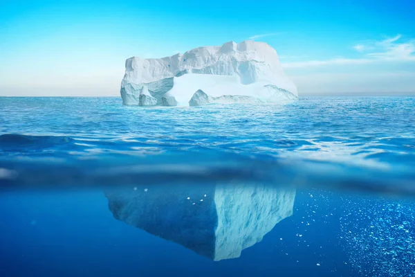 Onderwater Uitzicht Ijsberg Met Prachtige Transparante Zee Verborgen Gevaar Opwarming — Stockfoto