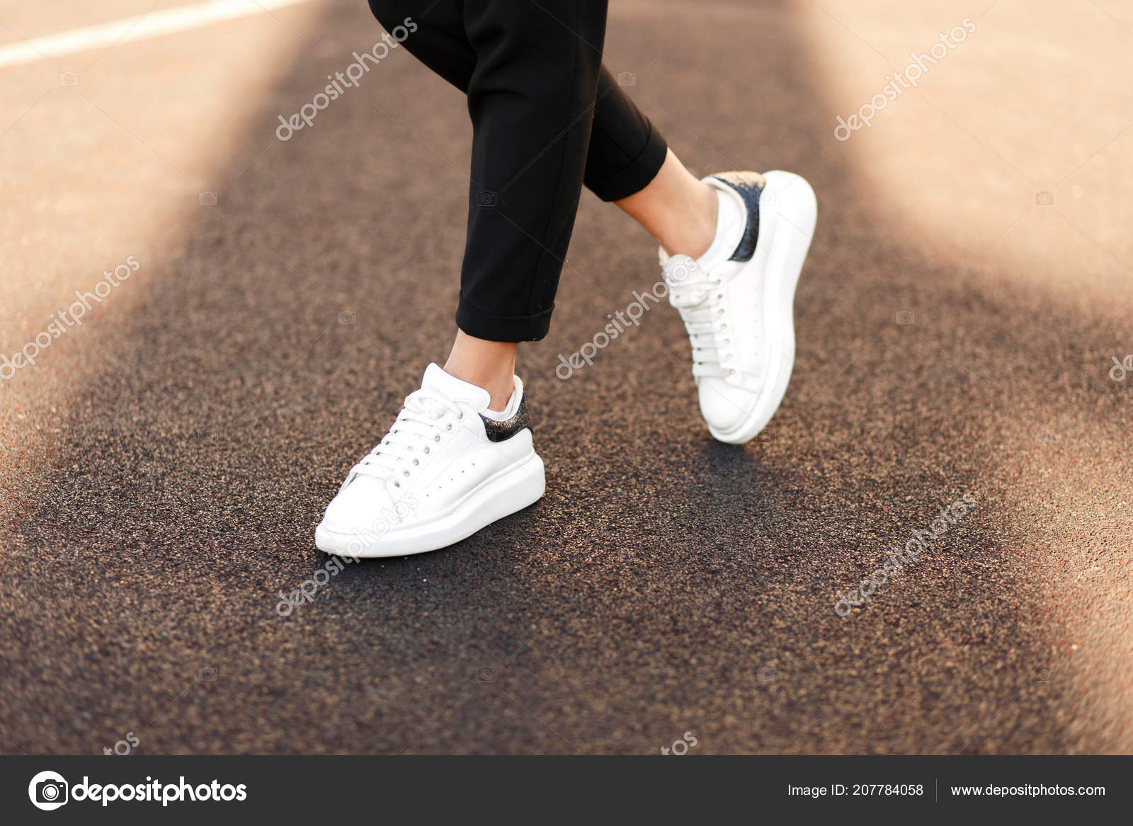 Stilfulde Fashionable Kvinders Sneakers Gaden Kvindelige Ben Med Hvide Sko — Stock-foto alonesdj #207784058